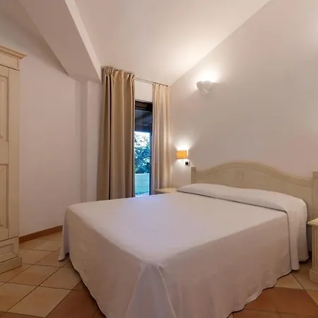 Porto Giunco Aparthotel 2*