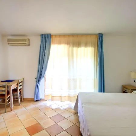 アパートホテル Porto Giunco 2*