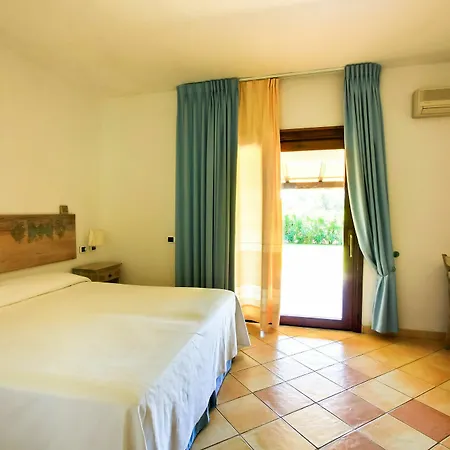 Porto Giunco Aparthotel 2*