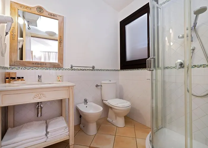 מלון דירות Porto Giunco 2*