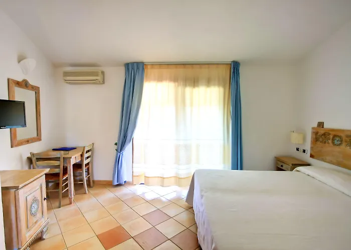 מלון דירות Porto Giunco 2*