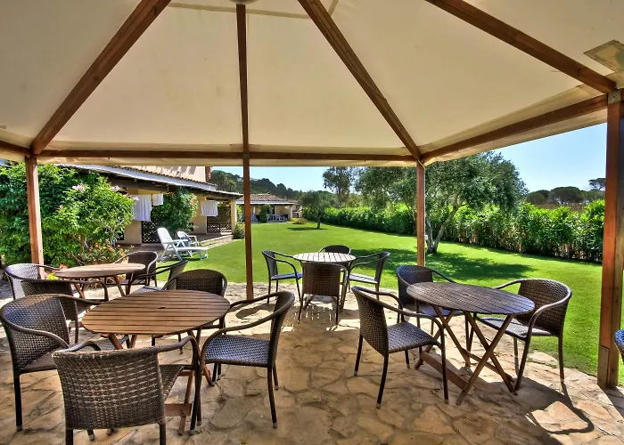 מלון דירות Porto Giunco 2*